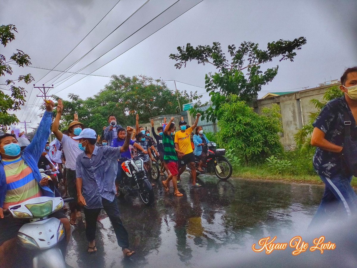 PanThitsar15's tweet photo. 11.7.2021 In Mandalay, Students Union Strike from Mandalar University is continued to protest against the Military Dictatorship despite the rain.

WE NEED HELP FOR COVID-19

#MyanmarNeedsO2
#July11Coup
#WhatsHappeningInMyanmar https://t.co/7IVWvIuiB6