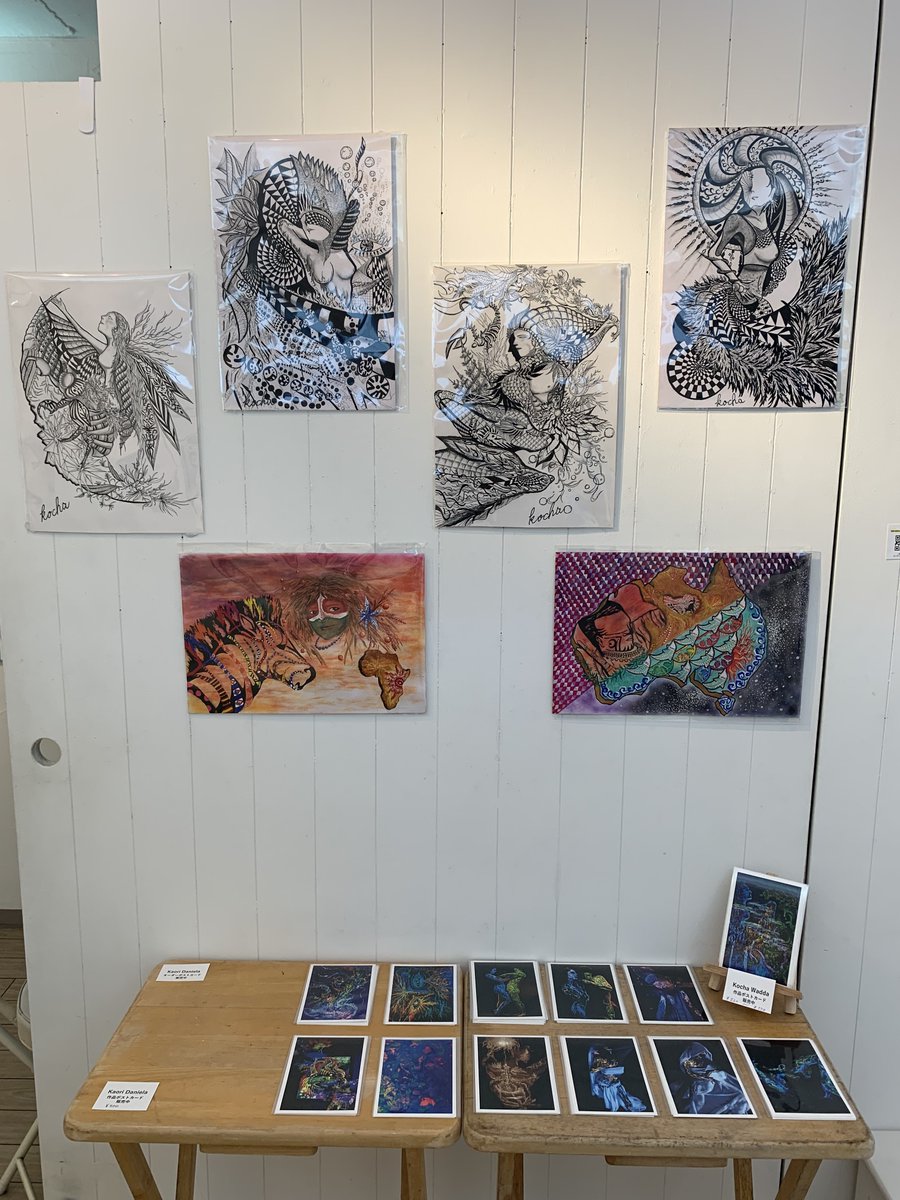 CWA_Exhibition's tweet photo. #CWA展 3日目終了しました。本日もありがとうございました。
画像は公募アーティスト「Kocha Wadda」さんの展示コーナーです。

白を基調にした展示空間が一点して暗幕に覆われた幻想的なゾーンは、多くのお客様が足を止めてご鑑賞しています。

#アート #ハートで創る美術展 https://t.co/4VlZVlQIXA