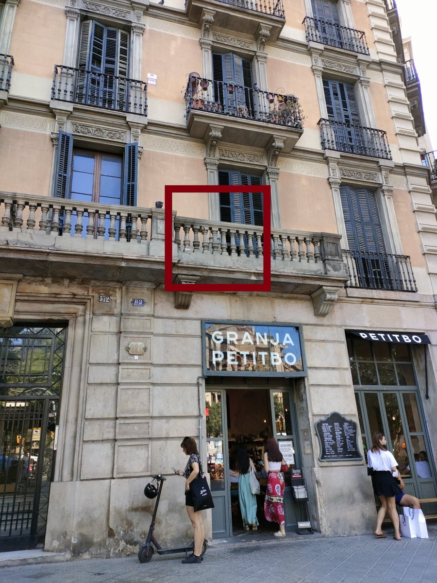 TwikiTweet's tweet photo. @barcelona_010 Potser caldria revisar l'estat d'aquest balcó al Passeig de Sant Joan, 82, sobre la Granja Petitbo. No sembla gaire segur... https://t.co/C8faBOp5TL
