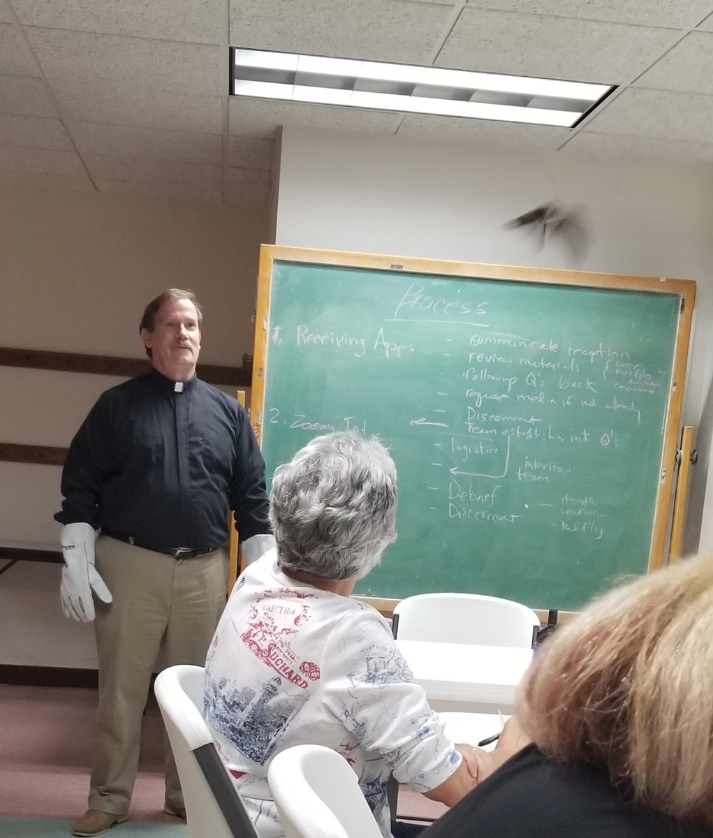 EpiscopalSpring's tweet image. The bats are back at St George&apos;s, #BellevilleIL ! Can you spot the visitor at this parish meeting @GiveBatsABreak ? Fr Rob is wearing glove to help relocate it back to the nest.

#EpiscopalChurch #TEC #NeverADullMoment