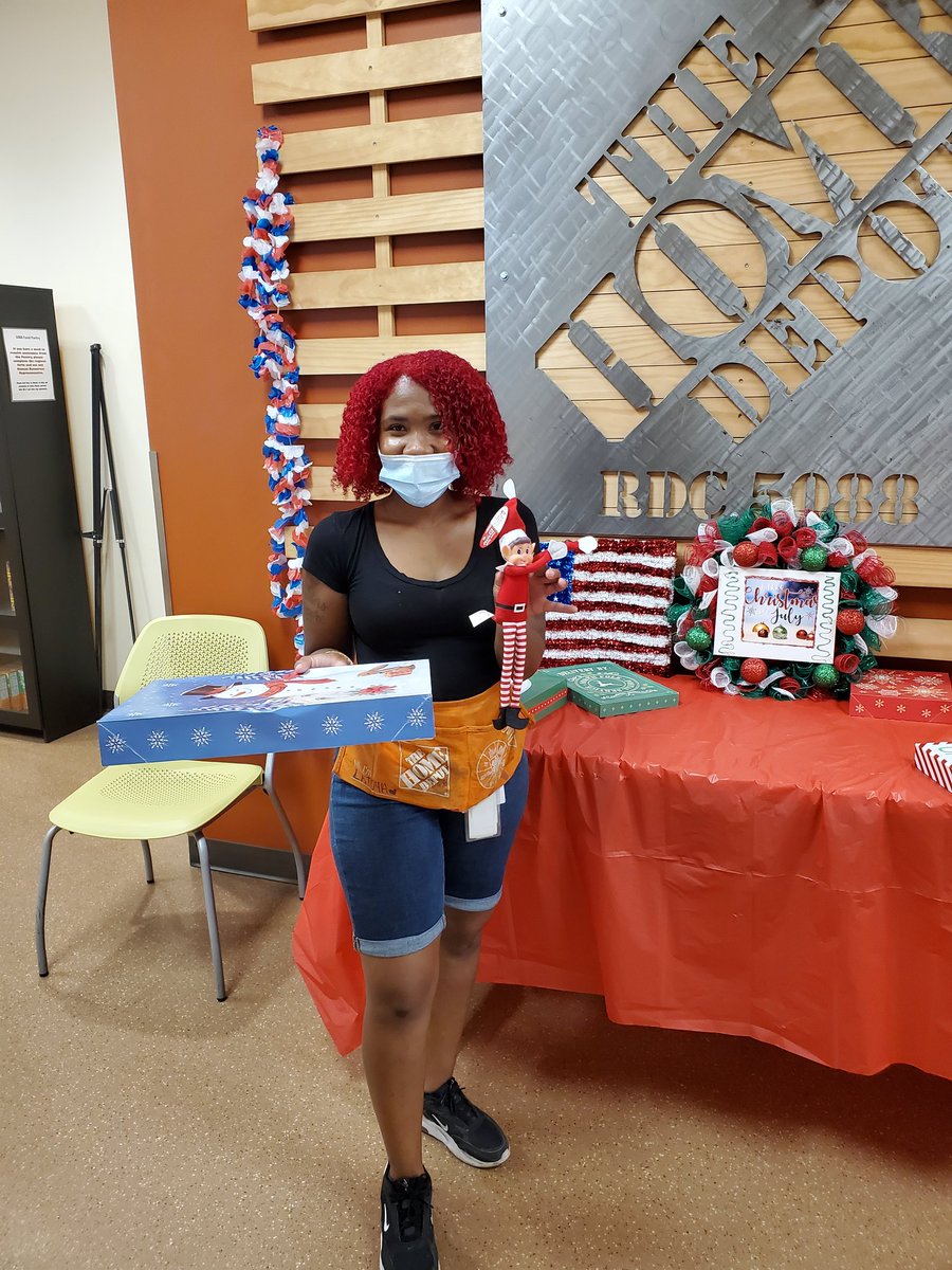 Celebrating Christmas in July @ RDC 5088 , congrats Latoya. <a href="/rdc5088WCOL/">RDC5088 WColumbia</a> @kristy_bustos <a href="/MarquisMurray5/">Marquis Murray</a> @JustinW5088 <a href="/ChrisWatford10/">Chris Watford</a>