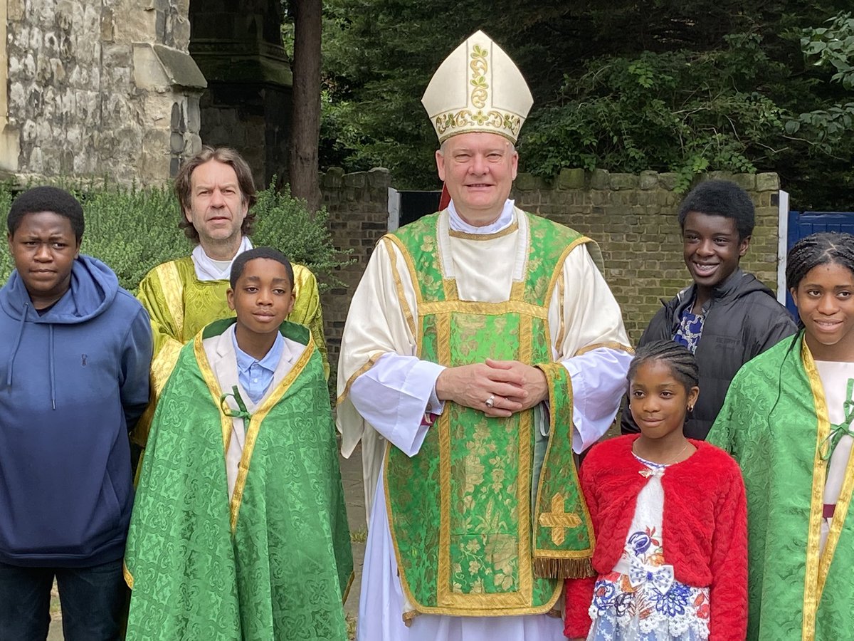 bishopoffulham's tweet photo. Sunday Mass at Holy Trinity Hoxton https://t.co/FQ4GEAMAcr