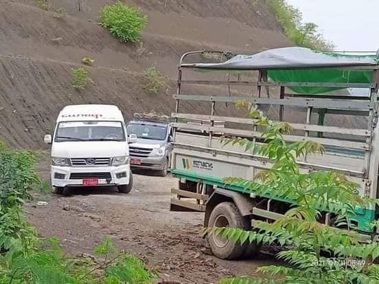 RvlBurma2's tweet photo. Since the morning,Fighting between the Terrorists and the local PDF  has been blocking the two roads leading to #Kalemyo.

The fighting took place in Sagaing Division.  It is located on Pearl-Khin Aye Road and near Pone Taung Bon Nya.

#WhatsHappeningInMyanmar 
#July11Coup https://t.co/kN1kZROHdG