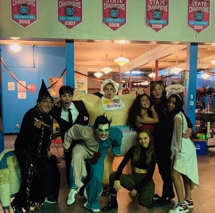 reggiepeterstcz's tweet photo. Talvez um pocuo tarde, mas aqui vai uma foto minha com o pessoal no Halloween #julieandthephantoms https://t.co/NWdHuCCtAj