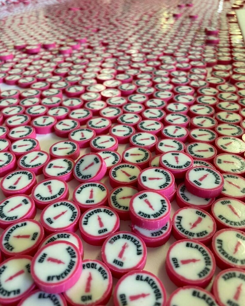 This week saw us having more of our own real Blackpool Rock made by the amazingly skilful guys at the Promotional Candy Company Ltd 🙏🏻👏🍭🍭🗼🥤🏖🏄‍♀️🌊🎢🎡🎠🎪🍸🍓 
Did you know if you order online we send all orders with a few free samples.
… instagr.am/p/CRL0aZPIKMF/