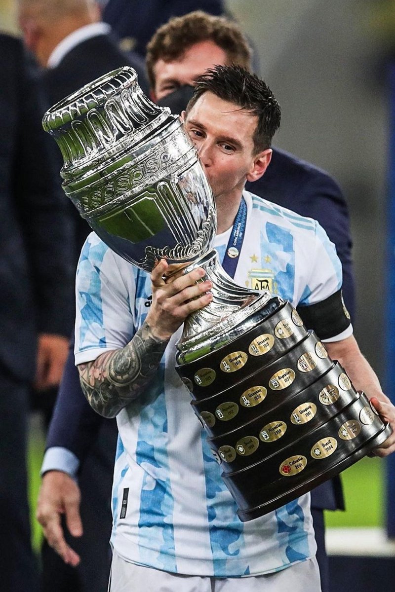 Hemos tenido la suerte de disfrutar del duelo de Dioses del Fútbol más duradero de la Historia.

Unos dirán que Cristiano es mejor y otros que es Messi.

Lo que nadie puede poner en duda, salvo que sea imbécil, es que los dos se merecían en su palmarés un título con su selección.
