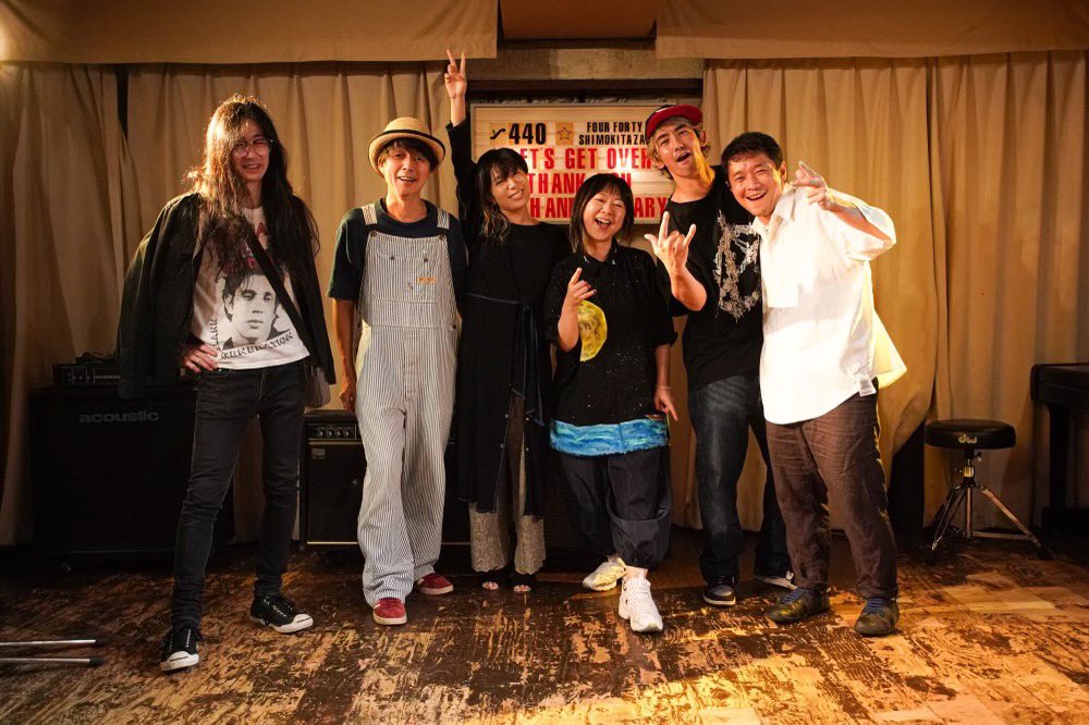 RAIMON_CHANNEL's tweet photo. 左から guitar 名越さん、Bass 鹿島さん、シークレットゲスト Salyuさん、我らがあらきゆうこさん、わたくし、ライブペイント 康平さん

素敵な夜をありがとうございました^ ^^ ^ https://t.co/L8krKe4vFE