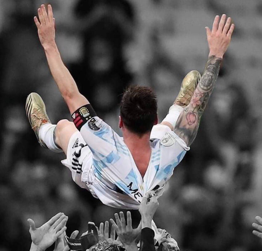 guillepuente's tweet photo. Y la alcanzó nomás… qué alegría a la distancia. Por Argentina y por Messi. Gritar de felicidad por la ventana a las 4 de la mañana en una silenciosa Madrid no tiene precio. Gracias! Un párrafo a parte para Aimar. Una persona de un perfil bajísimo y que desde su lugar ayudó a Leo https://t.co/ereGHpeVbv