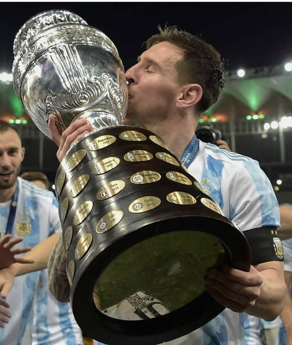 guillepuente's tweet photo. Y la alcanzó nomás… qué alegría a la distancia. Por Argentina y por Messi. Gritar de felicidad por la ventana a las 4 de la mañana en una silenciosa Madrid no tiene precio. Gracias! Un párrafo a parte para Aimar. Una persona de un perfil bajísimo y que desde su lugar ayudó a Leo https://t.co/ereGHpeVbv