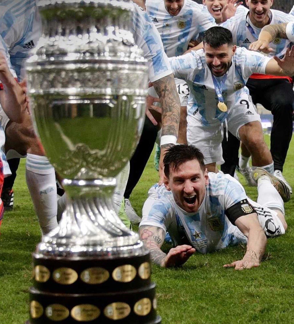 guillepuente's tweet photo. Y la alcanzó nomás… qué alegría a la distancia. Por Argentina y por Messi. Gritar de felicidad por la ventana a las 4 de la mañana en una silenciosa Madrid no tiene precio. Gracias! Un párrafo a parte para Aimar. Una persona de un perfil bajísimo y que desde su lugar ayudó a Leo https://t.co/ereGHpeVbv