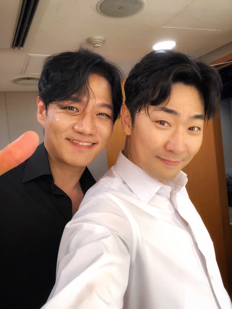 studiopirate's tweet photo. 그동안 저희 둘의 마돈크를 지켜봐 주시고 응원해 주신 관객 여러분께 진심으로 감사드립니다. 오랜 시간 함께 하면서 형이랑 많은 추억을 쌓았네요. 커튼콜 하면서 마돈크 첫 리딩 날이 떠올라서 울컥했네요. 다시 한번 감사합니다. #고영빈 #송용진 #뮤지컬 #마돈크 #마마돈크라이 #10+1주년 https://t.co/TCYAoFpCJ3