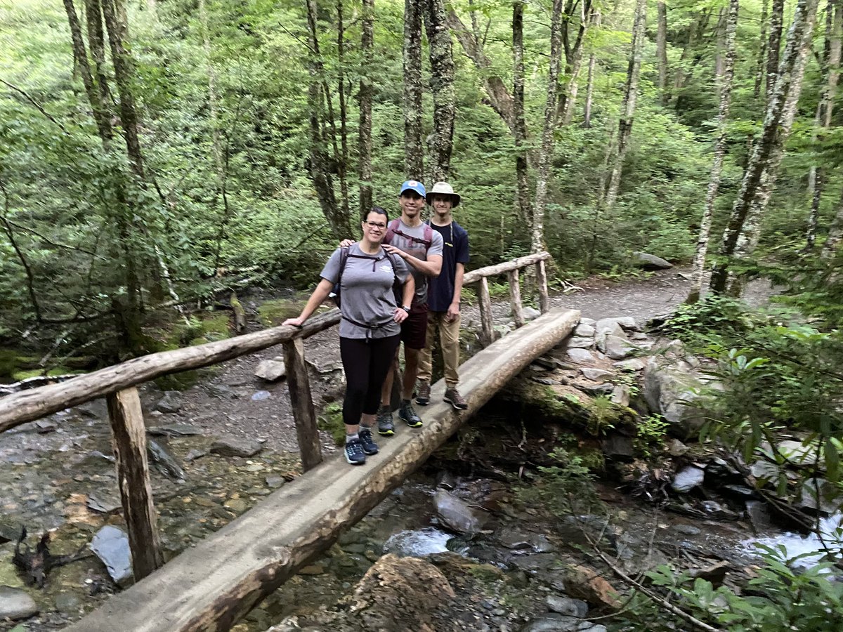 Sharon_2113's tweet photo. Conquered the Alum Cave trail to #MountLeConte. 11.3 miles, 6.5 hours, elevation gain of 2,936 ft, and 3,924 burned calories COMPLETELY wiped us out, but was ABSOLUTELY worth it! https://t.co/B4fazYv8CY
