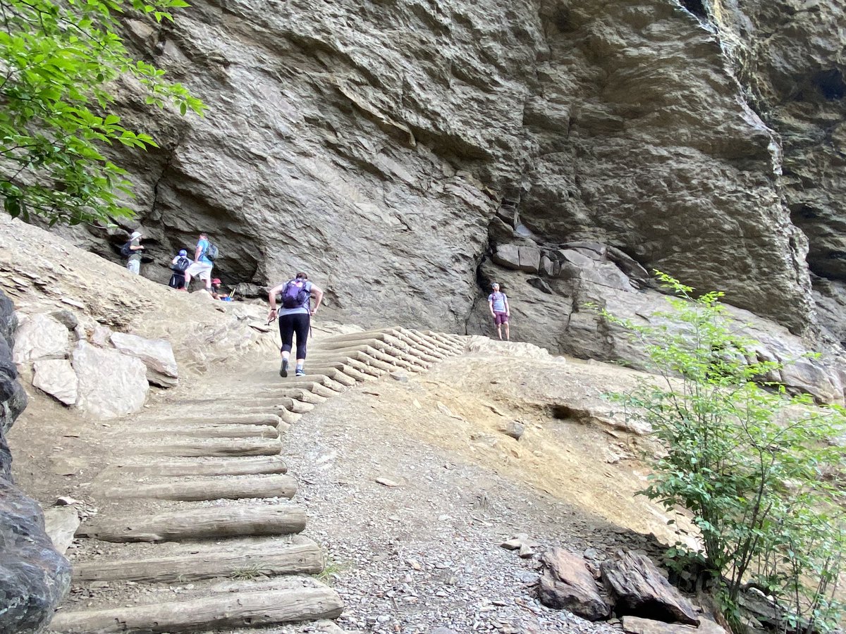 Sharon_2113's tweet photo. Conquered the Alum Cave trail to #MountLeConte. 11.3 miles, 6.5 hours, elevation gain of 2,936 ft, and 3,924 burned calories COMPLETELY wiped us out, but was ABSOLUTELY worth it! https://t.co/B4fazYv8CY