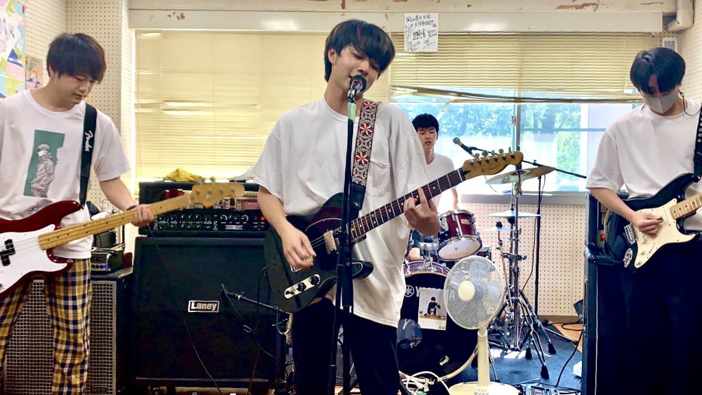 岡山県立大学軽音楽部 春じゃけんありがとうございました 今日はかっこいいバンドがでてくれました ガールズバンドもちゃんとあるので女の子もよろしくおねがいします ちょっとでも気になるなと思ったら いつでも部室棟7番きてください Dm大歓迎です