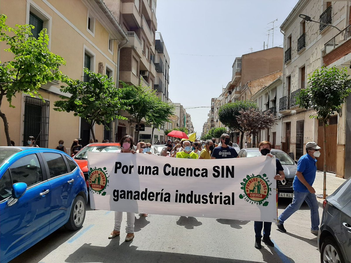 PueblosVivosCU's tweet photo. Una representación de @PueblosVivosCU se ha desplazado hasta #Yecla (#Murcia) para participar en la manifestación que ha convocado @salvemoselarab1. Desde las asociaciones y plataformas vecinales lo tenemos claro, no queremos macrogranjas #NiEnTuPuebloNiEnElMío.
#StopMacrogranjas https://t.co/xvm4a8nDp6