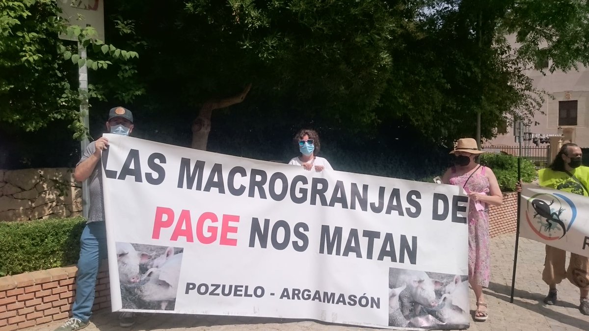 PueblosVivosCU's tweet photo. Una representación de @PueblosVivosCU se ha desplazado hasta #Yecla (#Murcia) para participar en la manifestación que ha convocado @salvemoselarab1. Desde las asociaciones y plataformas vecinales lo tenemos claro, no queremos macrogranjas #NiEnTuPuebloNiEnElMío.
#StopMacrogranjas https://t.co/xvm4a8nDp6