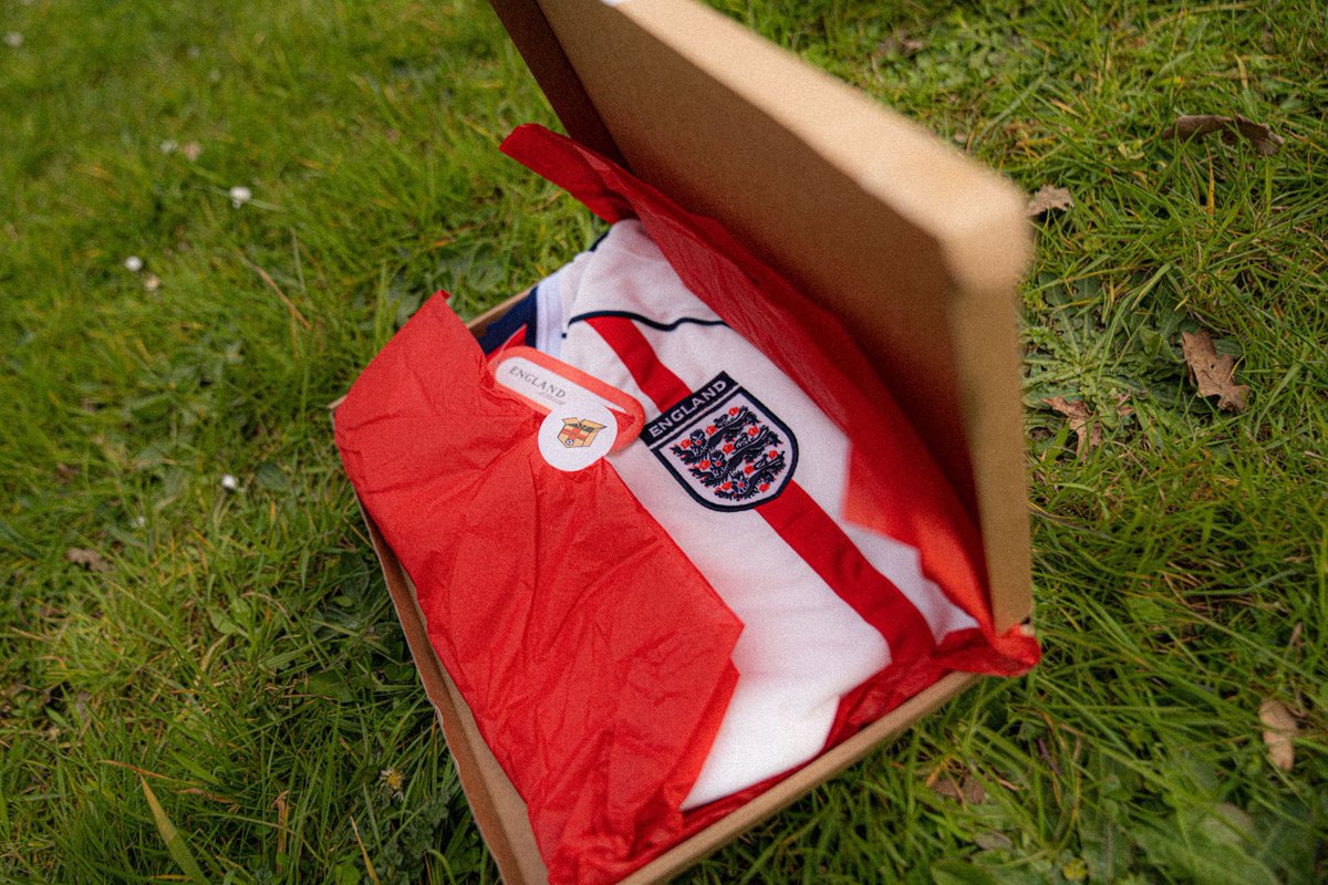 englandshirtbox's tweet photo. GIVEAWAY 🚨

If Sterling OR Grealish score against Italy tonight, we will giveaway a Retro England Shirt Mystery Box from https://t.co/QztdmdYH5h 👕📦

To enter:
-Follow @englandshirtbox 🏴󠁧󠁢󠁥󠁮󠁧󠁿
-Retweet this tweet ↩️

🚨WEBSITE RESTOCK AT 2PM 🚨

Good luck! 🏆 https://t.co/LHyTLFX8nn