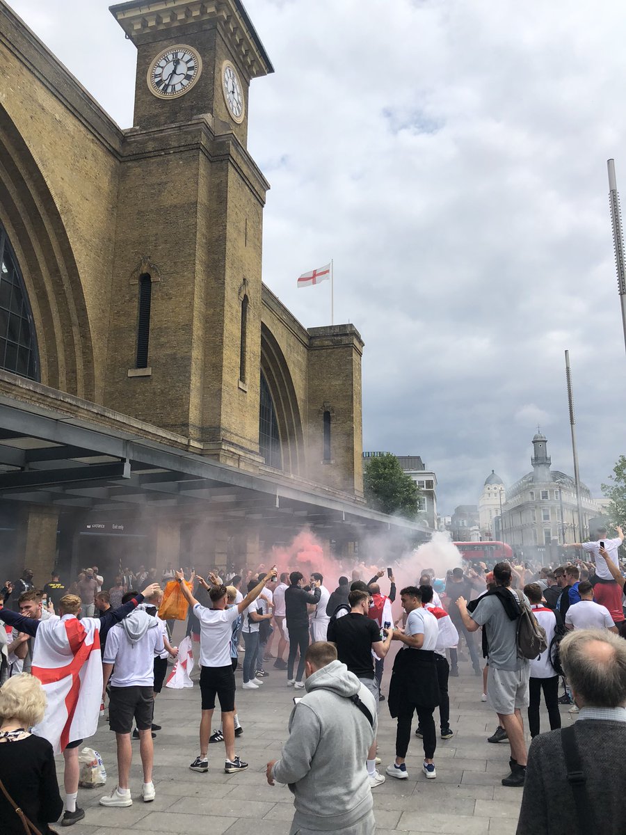 Goddo98's tweet photo. Kings x at midday, must be final day 🏴󠁧󠁢󠁥󠁮󠁧󠁿🦁🦁🦁 https://t.co/CRayeIR0Jf