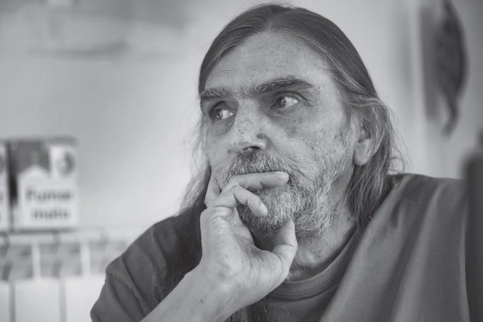 El Jordi ja no hi és i no tenim ni les paraules ni l'oxigen per dir-vos el forat que ens deixa. Jordi Cussà ha mort aquesta matinada. Les lletres catalanes perden un gegant inesborrable. I no tenim ni les paraules ni l'oxigen.