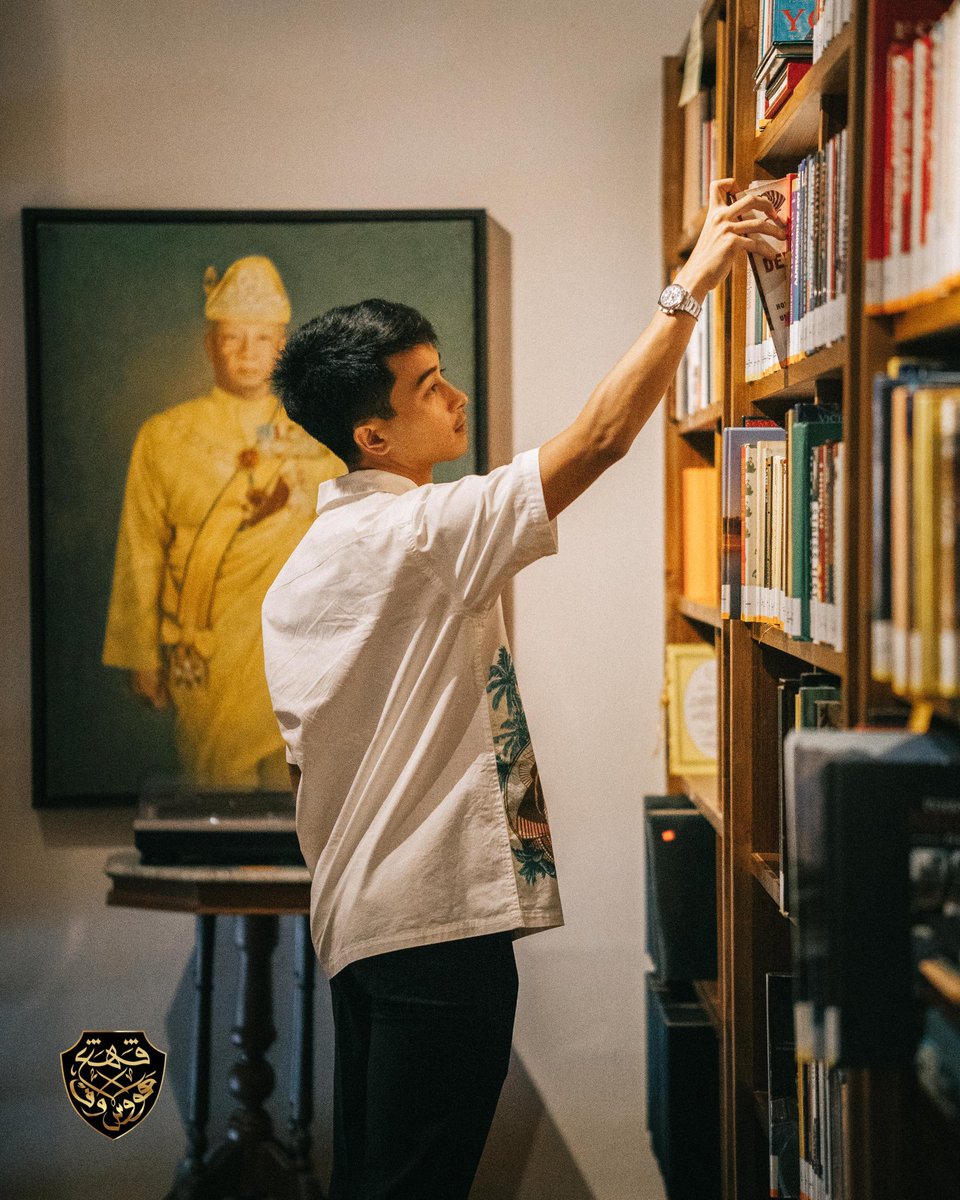 HouseOfPahang's tweet photo. YAM Tengku Panglima Muda Tengku Ahmad Ismail Mu'adzam Shah mengajak kita semua untuk membaca diwaktu PKPD ni. 

Jangan keluar merata dan bantulah semua orang keluar dari pandemik Covid19. 

Oak semua suka membaca tak? Baca lah, tambah ilmu tajamkan fikiran. 

#Houseofpahang #TPM https://t.co/90u03HUOBx