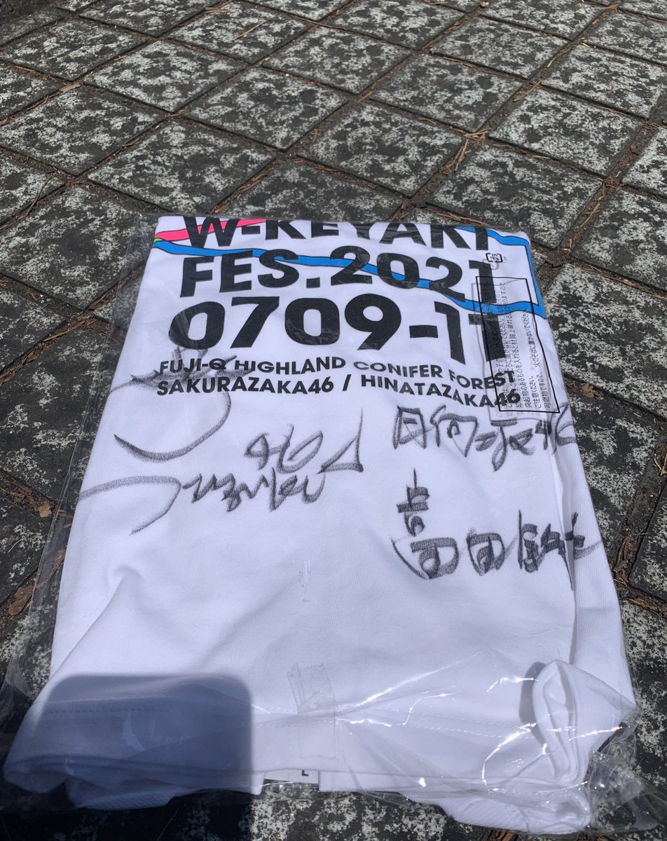 Techi_NaoE46's tweet photo. 日向坂、櫻坂　最高のライブをありがとう🌳☀️🌸

サイン入りTシャツ当てちゃいました✌️
 #WKEYAKIFES_DAY3 https://t.co/kZrlJOrpRg