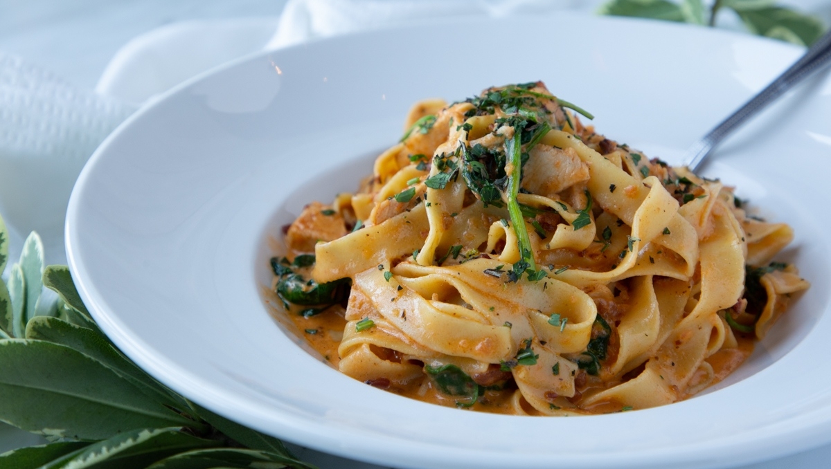 It’s time you take advantage of tomato season and give our smoked tomato fettuccini a try 🍅