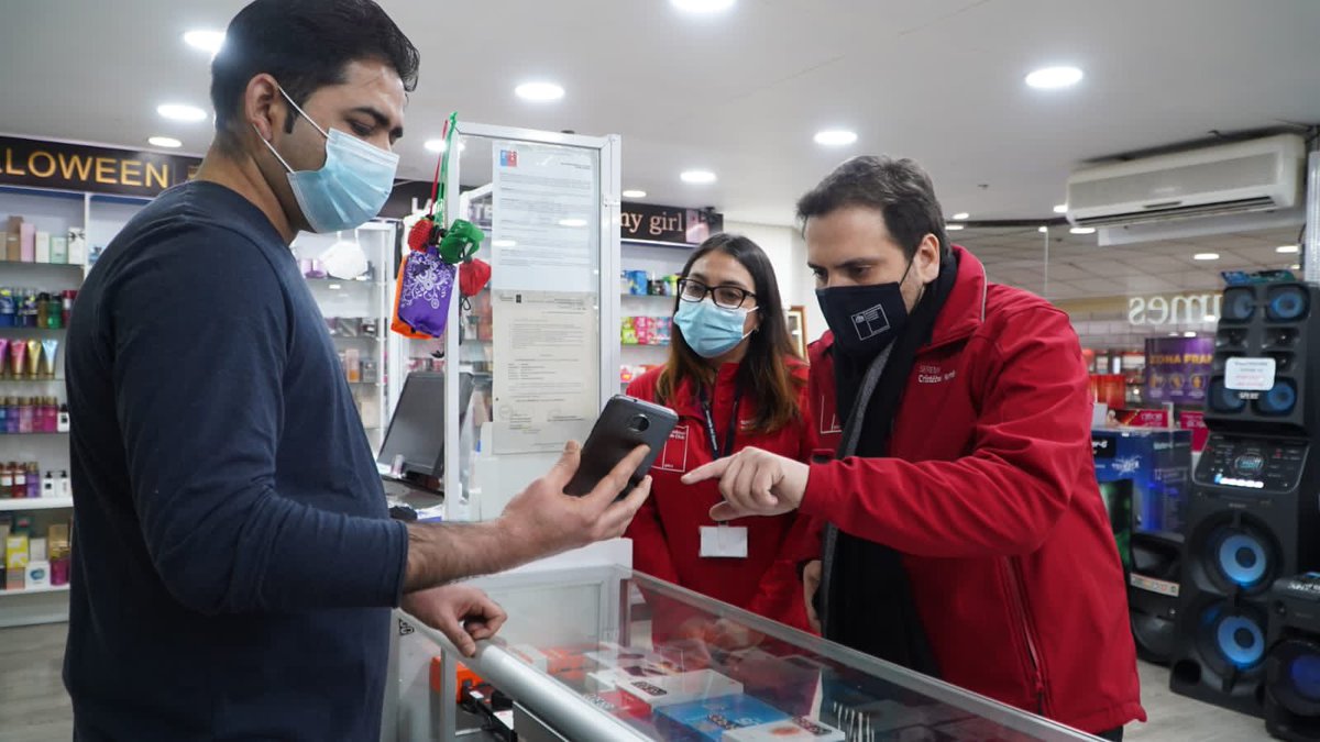 ¡Gobierno realiza despliegue masivo en Zona Franca informando los cambios en el #PlanPasoAPaso 💪!  Más información en 👉🏻 gob.cl/coronavirus/pa…