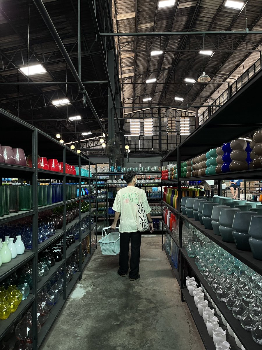 iame_tz's tweet photo. แก! เค้ามีโรงงานขายแก้วสุดเก๋แถวบางแค ชื่อว่า eastern glass ข้างในจะเป็นโรงงานที่ขายแก้ว แจกันหลากหลายแบบ ชาวเก๋ทำคอนเทนต์ควรไปซื้อมาประดับประดาห้องได้เลย ราคาไม่แพง เลือกกันมันส์ๆเลย แถมด้านหน้ามีคาเฟ่ข้างหน้าโรงงานด้วย ชิคมากๆ หลังล็อคดาวน์ก็ไปกันดูจ้า https://t.co/2e81ibMoxh