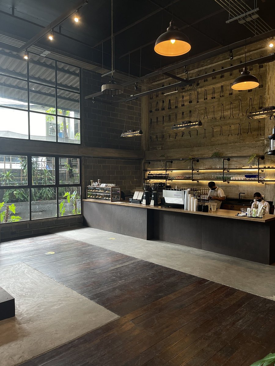 แก! เค้ามีโรงงานขายแก้วสุดเก๋แถวบางแค ชื่อว่า eastern glass ข้างในจะเป็นโรงงานที่ขายแก้ว แจกันหลากหลายแบบ ชาวเก๋ทำคอนเทนต์ควรไปซื้อมาประดับประดาห้องได้เลย ราคาไม่แพง เลือกกันมันส์ๆเลย แถมด้านหน้ามีคาเฟ่ข้างหน้าโรงงานด้วย ชิคมากๆ หลังล็อคดาวน์ก็ไปกันดูจ้า