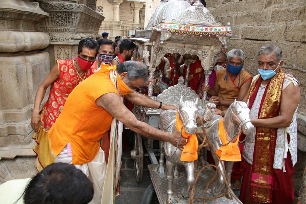 InfoDwarkaGOG's tweet photo. શ્રી દ્વારકાધીશ જગત મંદીર ખાતે પૂજારી પરિવાર દ્વારા રથયાત્રા ઉત્સવ ઉજવવામાં આવ્યો
દેવભૂમિ દ્વારકા જિલ્લાના દ્વારકા સ્થિત શ્રી દ્વારકાધીશ જગત મંદીર ખાતે અષાઢ – સુદ ૨ (બીજ) એટલે કે, અષાઢી બીજનો રથયાત્રા ઉત્સવ શ્રી દ્વારકાધીશ મંદીરના પુજારી પરિવાર દ્વારા ઉજવવામાં આવ્યો હતો. https://t.co/zGjoG6J3pR