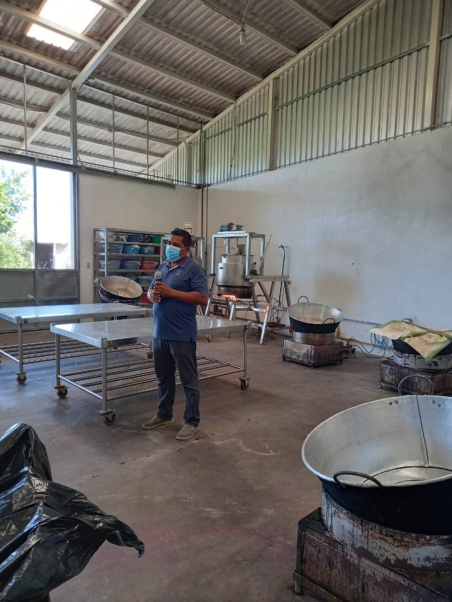 PaulDSteiner's tweet photo. Gira en el Valle de Jiboa dando a conocer a #SETEFE
@cancilleriasv todo el apoyo que se le ha dado a través de @CONAMYPESV a empresarios, uno de ellos Dulcería La Fiesta, Municipio de Santo Domingo
#INDUSTRIALIZANDOalaMYPE
cc @CancillerAleHT https://t.co/HJfIMFelLw