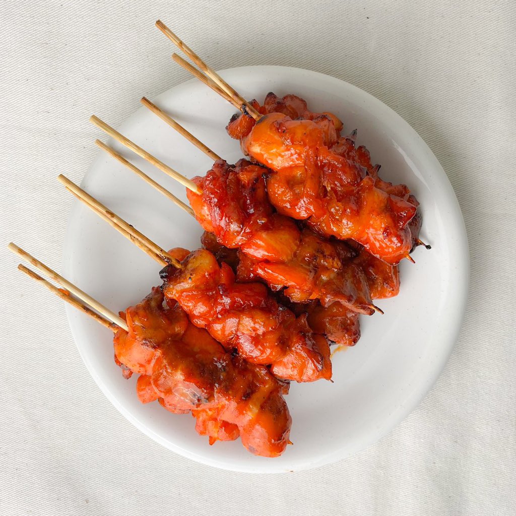nailongdosi's tweet photo. เหมือนเป๊ะ ไก่ย่างรถเข็นฉบับ #เมนูเด็กหอ101 เนื่องจากโควิดอยากกินไก่ย่างแต่ไม่มีเจ้าไหนขายเลยช่วงนี้ ลงมือทำเองซะเลย แค่หมักไก่ตามสูตร เอาเข้าหม้ออบลมร้อน เสร็จออกมาเหมือนเป๊ะเลยครับ ทั้งกลิ่นทั้งรสชาติ ทำขายยังไม่มีใครจับได้เลย 55555555555 https://t.co/g2tjCgIvaz
