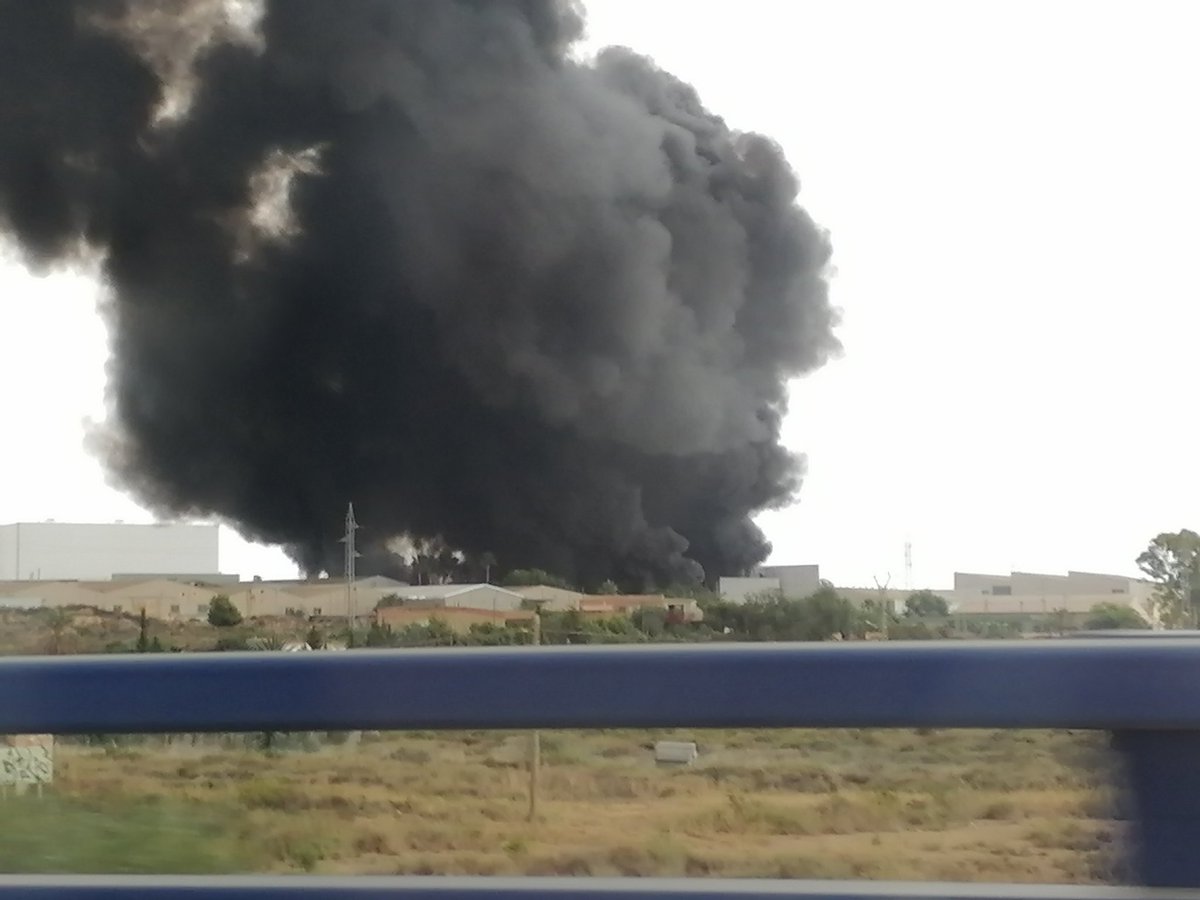 erikalopalm's tweet photo. @informacion_es @La_SER @AlacantiTv aparatoso incendio en una nave industrial de San Vicente Del Raspeig (Alicante) https://t.co/3MJuDkqW1N