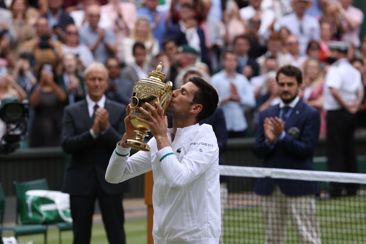 Wimbledon's tweet photo. Hold it. Lift it. Kiss it. Djok it.

#Wimbledon | @DjokerNole https://t.co/f5Q7lQUaPK