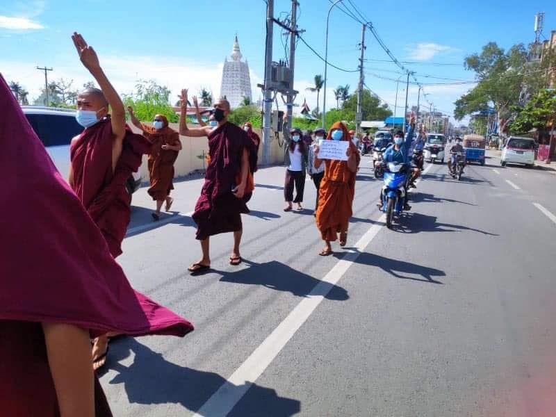 IrrawaddyNews's tweet photo. Buddhist monks in Mandalay continued their daily protest against the military regime on Sunday. 
(Photo: CJ)
 #WhatsHappeningInMyanmar https://t.co/PhwxNg1ABE