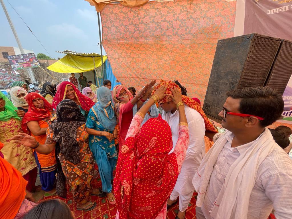 Tanwar_Indian's tweet photo. अपना भारत मोर्चा बनेगा आमजन मानस की आवाज, खोलेगा सरकार की पोल।90विधानसभाओं में करेंगे सभाएं। केंद्र की भाजपा सरकार हर मोर्चे पर विफल साबित हुई है।दिनों दिन सुरसा के मुंह की तरह बढ़ती महंगाई और पेट्रोल-डीजल के दामों का उच्च शिखर पर पहुँचना सरकार की जनविरोधी नीतियों को दर्शाता है। https://t.co/M57cjTSWcV