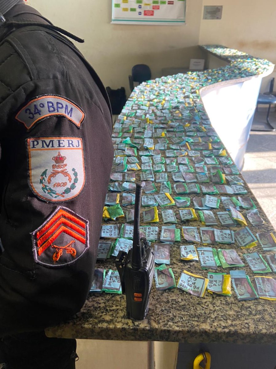 DDalertaRio's tweet photo. Você denunciou e nossos parceiros do #34BPM estiveram na Rua F, Parque Humaita, Magé, encontrando 1.317 sacos de cocaína escondidos em um tonel, enterrado no quintal da casa. O responsável pelas drogas não estava no local😒Mas #continueDenunciando para que possamos encontrá-lo👌 https://t.co/nObWJeNQd9