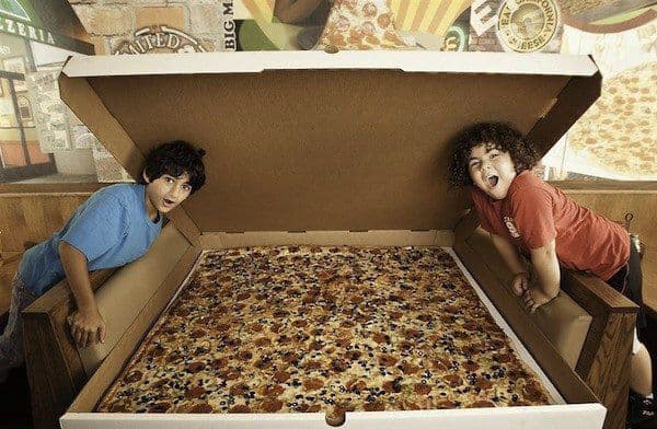 ColorMind01's tweet image. 🍕 La pizza más grande a la venta

¡En Los Ángeles, Big Mama's and Papa's Pizzeria vende una pizza para 100 personas! La forma de esta pizza es cuadrada y un lado mide 1.23 cm de largo.

#breaking #news #curioso #sabiasque #colormind01