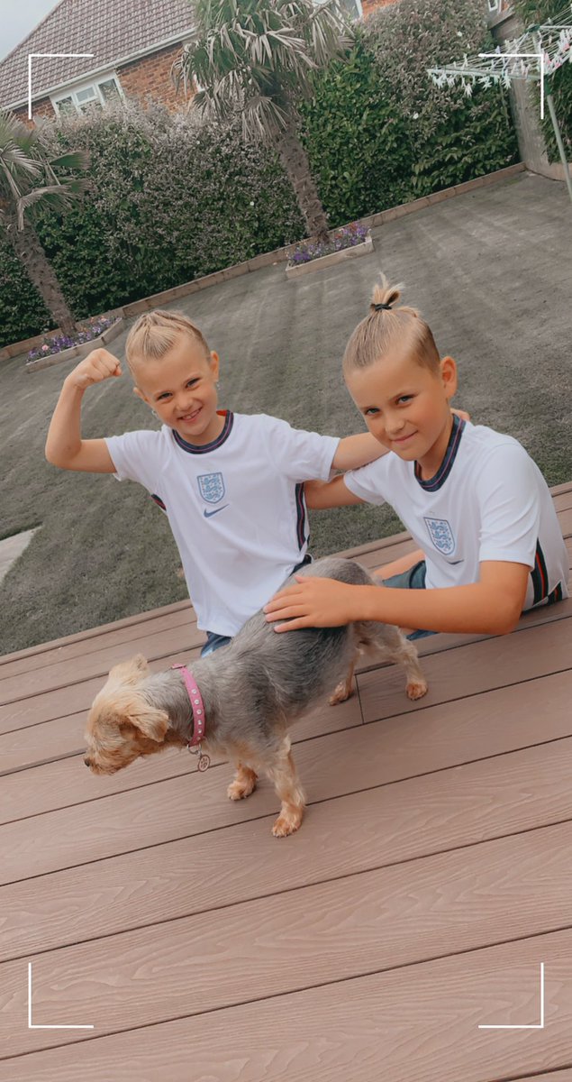 cag_88's tweet photo. @SkySportsNews Harry and Ruby Southampton 🏴󠁧󠁢󠁥󠁮󠁧󠁿 https://t.co/RT4FS2RuYz