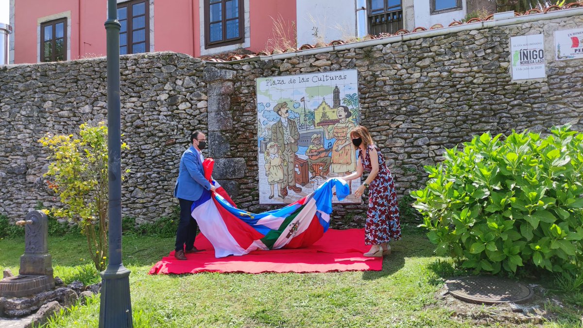 alfonsozapico's tweet photo. Hoy se inauguró en Colombres el mural sobre la emigración que lucirá en la Plaza de las Culturas. Un honor y un placer dibujar la epopeya migrante de los asturianos que viajaron a América a principios del XX. https://t.co/XeJzLdoWUf