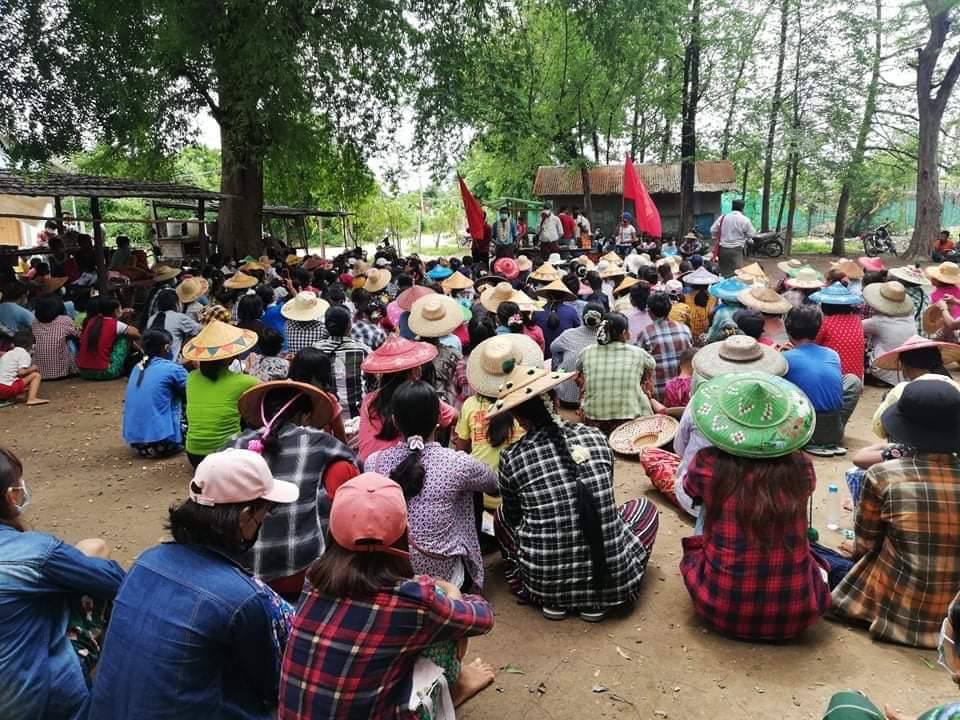 Soeyell3's tweet photo. Powerful crowd of locals from the other side of Monywa staged a peaceful sit-in protest in defiance of military dictatorship.
WE NEED HELP FOR COVID-19

#MyanmarNeedsO2
#July11Coup
#WhatsHappeningInMyanmar https://t.co/nFYX4NsYU2