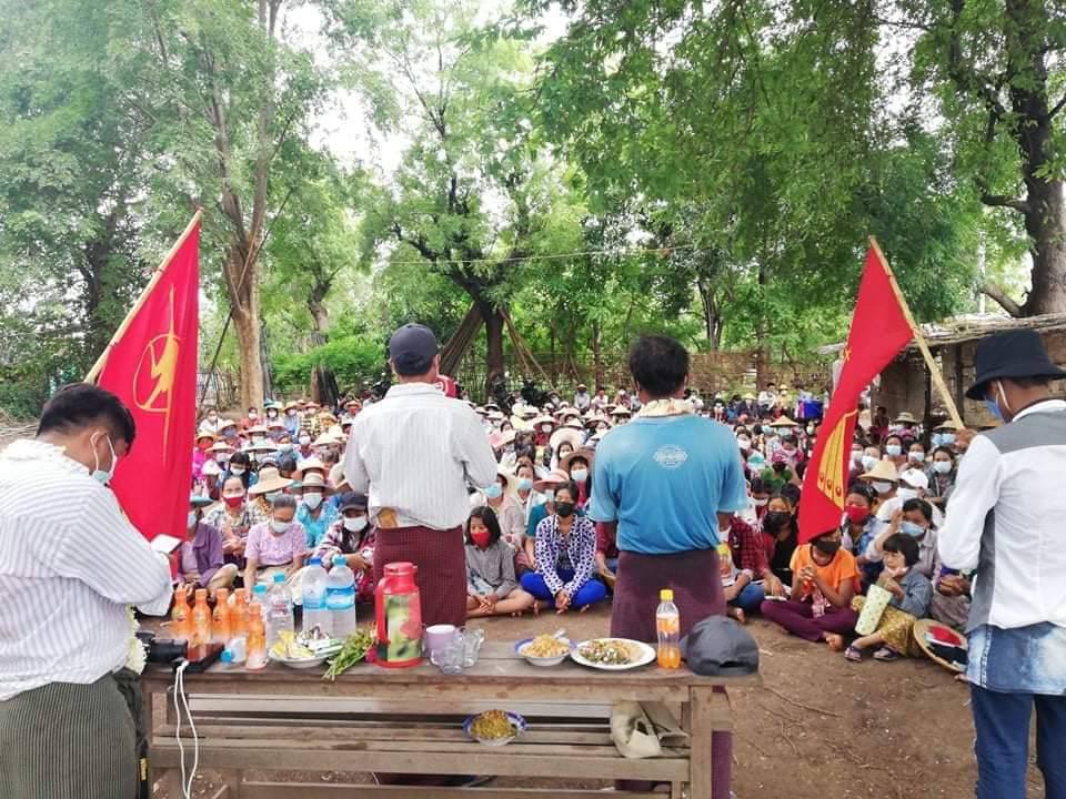 Powerful crowd of locals from the other side of Monywa staged a peaceful sit-in protest in defiance of military dictatorship. WE NEED HELP FOR COVID-19  #MyanmarNeedsO2 #July11Coup #WhatsHappeningInMyanmar