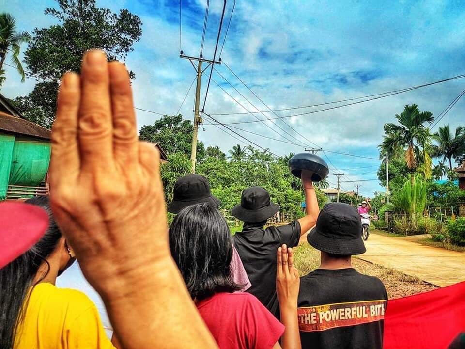 YiboMMFanPage's tweet photo. Scenes of protest movements in Sitpye village Launglon township this afternoon amidst arbitrary abductions and raids.
WE NEED HELP FOR COVID-19     #WhatsHappeningInMyanmar #July11Coup  #MyanmarNeedsO2 https://t.co/0QN796ose1