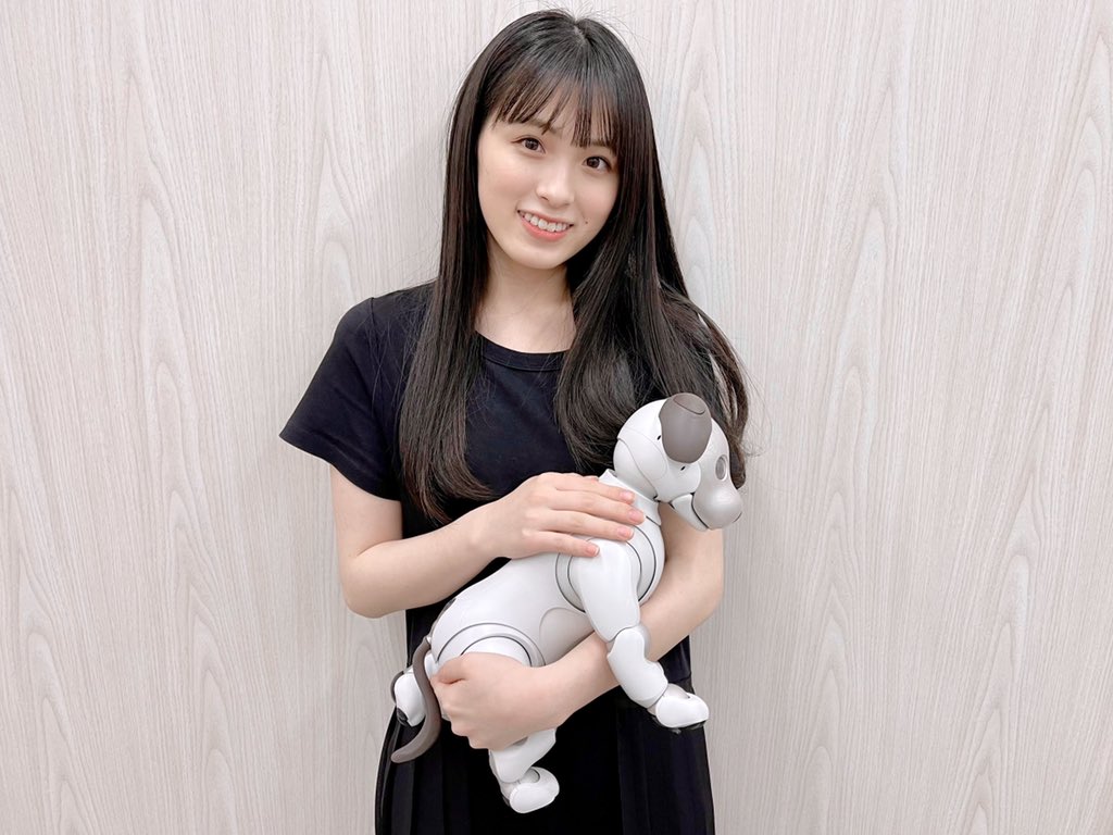 AIBOを抱っこする桃ちゃん