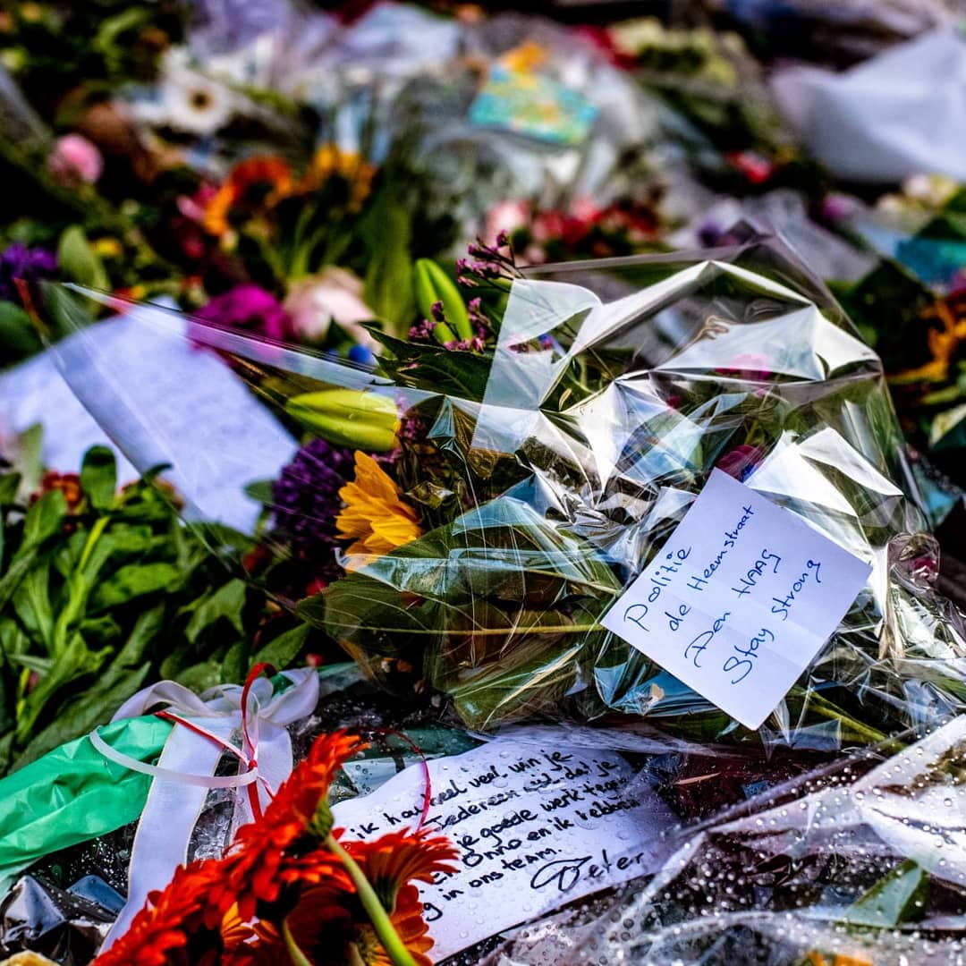 Namens alle collega's van <a href="/POL_Heemstraat/">Politie Basisteam De Heemstraat</a> van <a href="/POL_DenHaag/">Politie Eenheid Den Haag</a> een bloemetje gebracht naar #langeleidsedwarsstraat in Amsterdam. Wij wensen familie en vrienden van #peterdevries alle sterkte en kracht toe.
 STAY STRONG PETER.