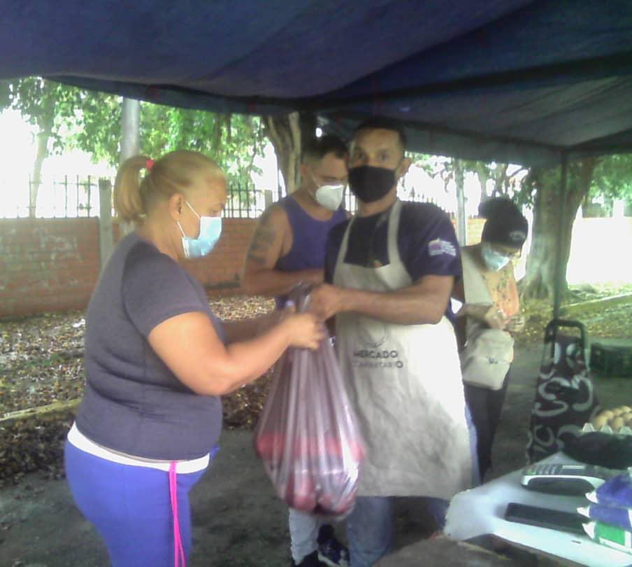 #QuitaleLaCoronaAlVirus son atendidas a través de los Mercados Comunitarios de la Gobernación de Miranda, 200 familias de la Villa Panamericana con 1 tonelada de alimentos entre proteina animal, charcutería, víveres y hortalizas a precios justos. #GuarenasAñoCuatricentenario