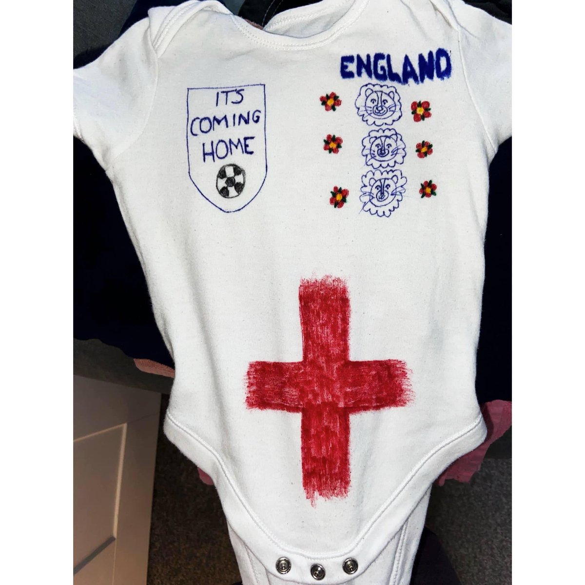 NatalieMStatham's tweet photo. When Dad &amp; Mum didn’t get an official England football shirt 🙄 I bring out the arty farty side and make Alarna - Rose a vest for tonight’s match 🤦🏻‍♀️
Not the best but I enjoyed doing it 😂Just need her name on the back ❤️ @England @EnglandFootball @EURO2020 #England #Euro2020Final https://t.co/AN1xkZuiOD