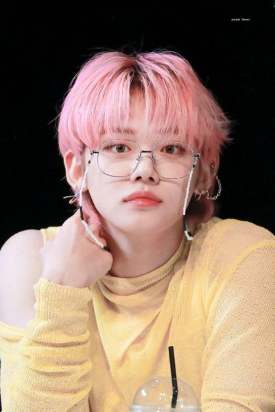 npomvtt's tweet photo. idols que nasceram para o cabelo rosa, eu começo: https://t.co/j7jKKs0LTY