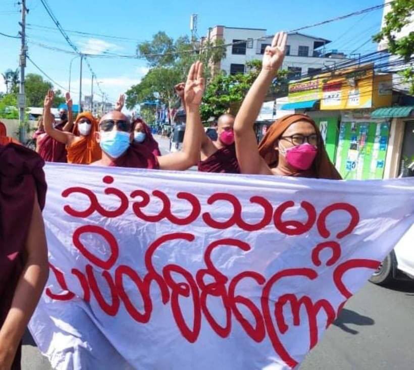 hninklwinoo's tweet photo. Sangha Union Strike is Strongly protesting against the Military Dictatorship despite the tight security forces in Mandalay today. WE NEED HELP FOR COVID-19  #July11Coup #MyanmarNeedsO2 #WhatsHappeningInMyanmar https://t.co/ldWORVF8wW