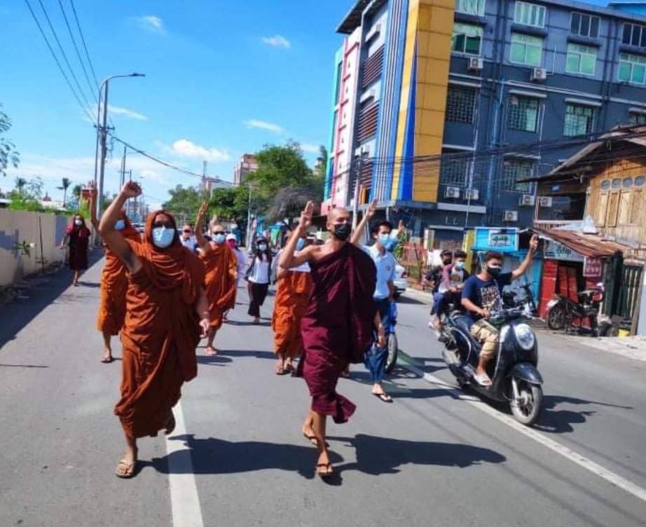 hninklwinoo's tweet photo. Sangha Union Strike is Strongly protesting against the Military Dictatorship despite the tight security forces in Mandalay today. WE NEED HELP FOR COVID-19  #July11Coup #MyanmarNeedsO2 #WhatsHappeningInMyanmar https://t.co/ldWORVF8wW